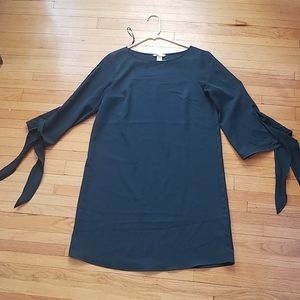 Green shift dress with tied sleeves